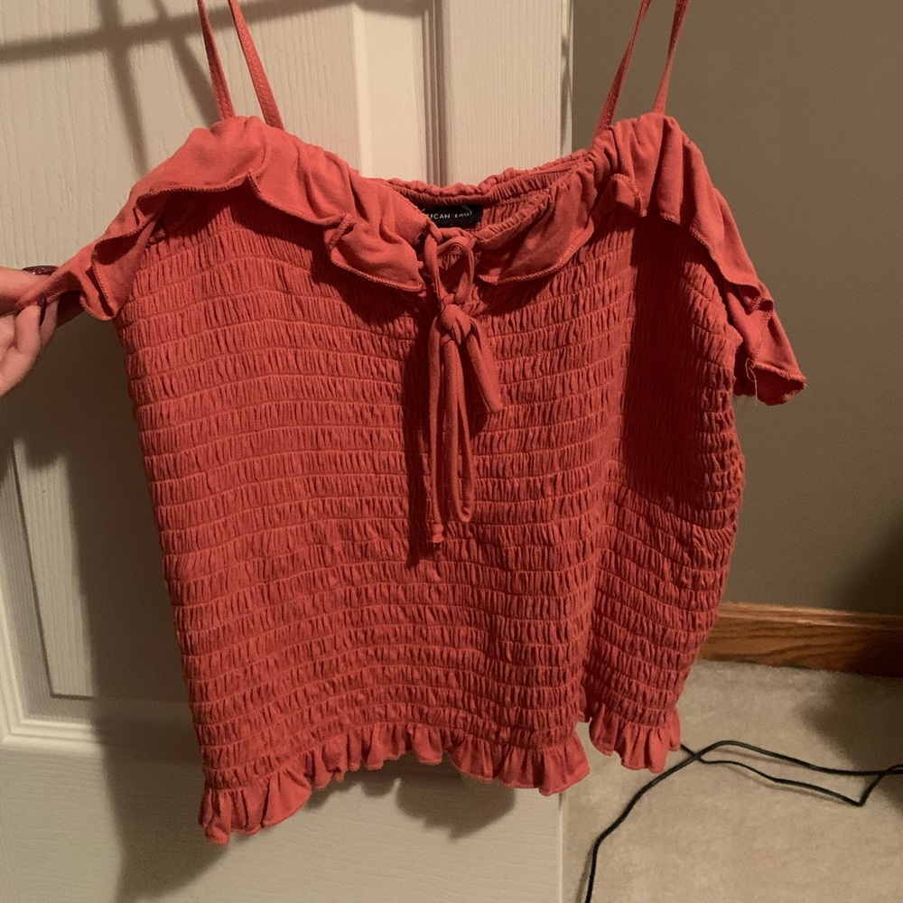 A peach colored woman’s tank top from American Eagle